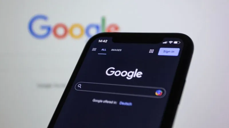 Person searching on mobile phone